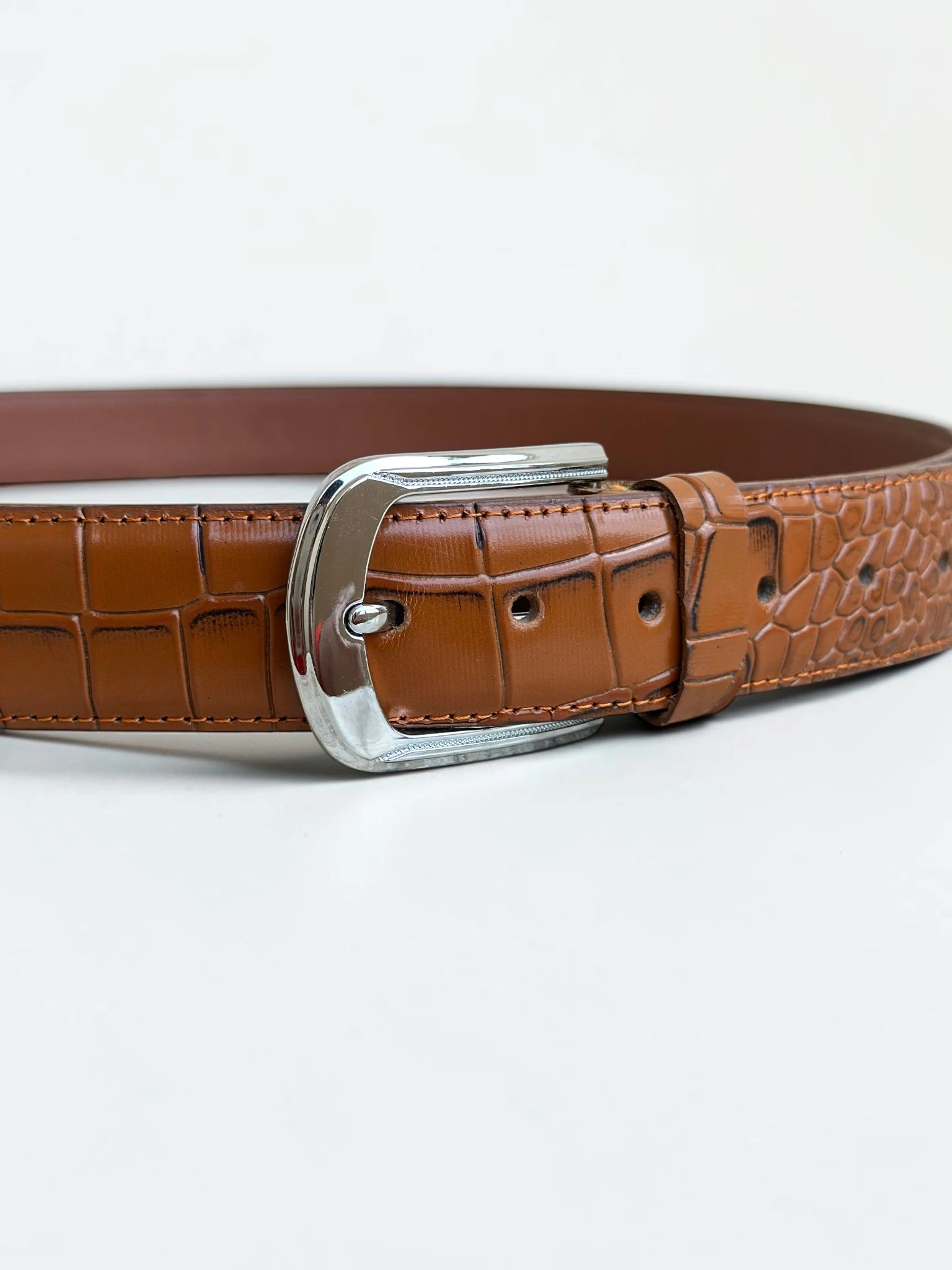 Men's Crocodile Embossed Leather Belt – Arched Silver Buckle (Image 4)