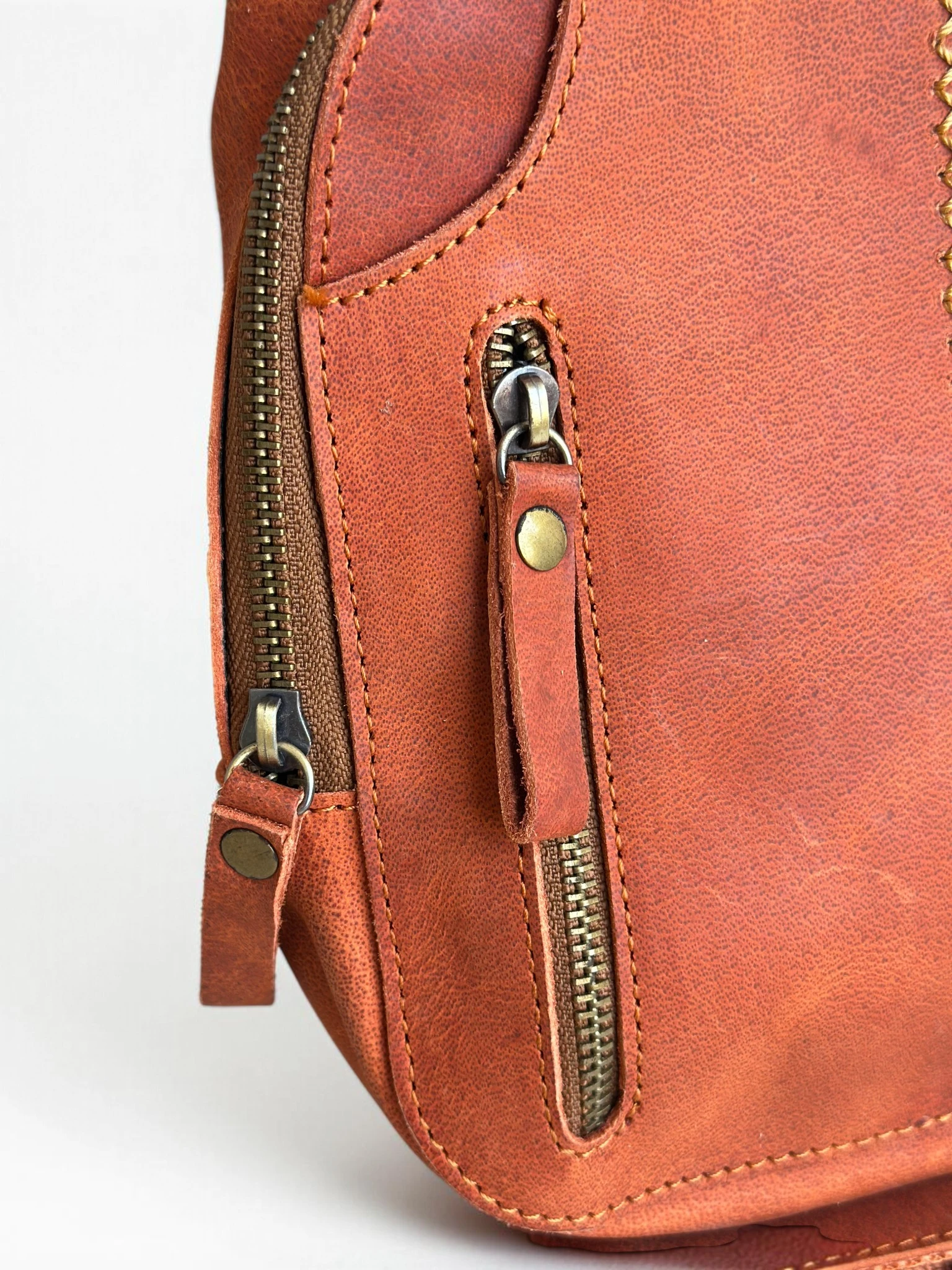Universal Full-Grain Leather Crossbody Sling Bag (Image 11)