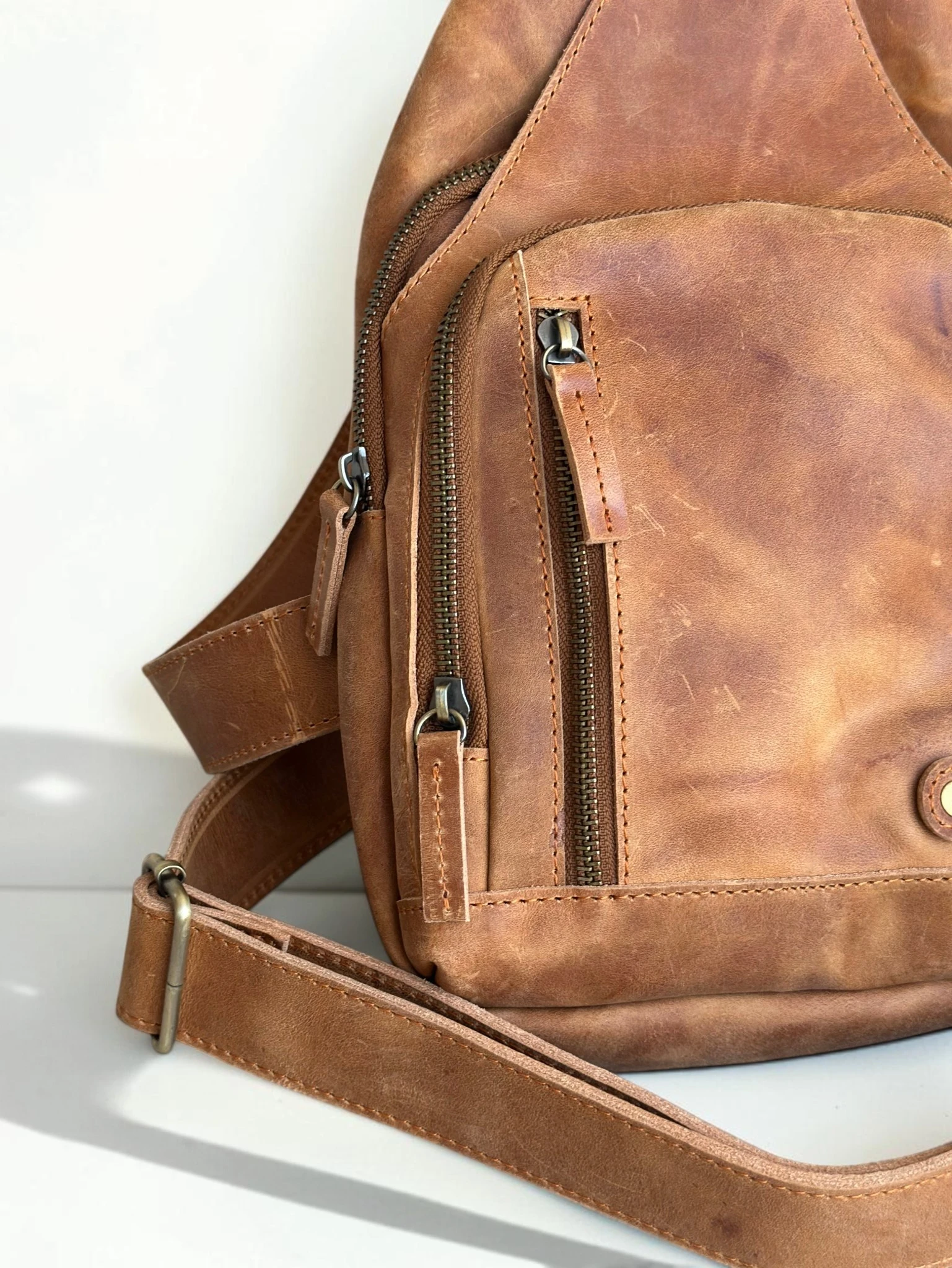 Universal Full-Grain Leather Crossbody Sling Bag (Image 2)