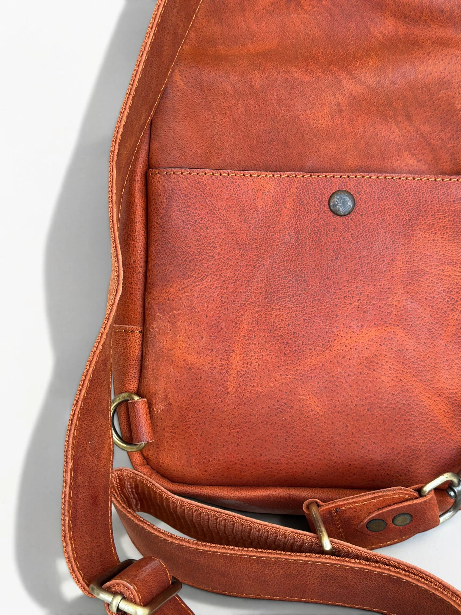 Universal Full-Grain Leather Crossbody Sling Bag (Image 7)