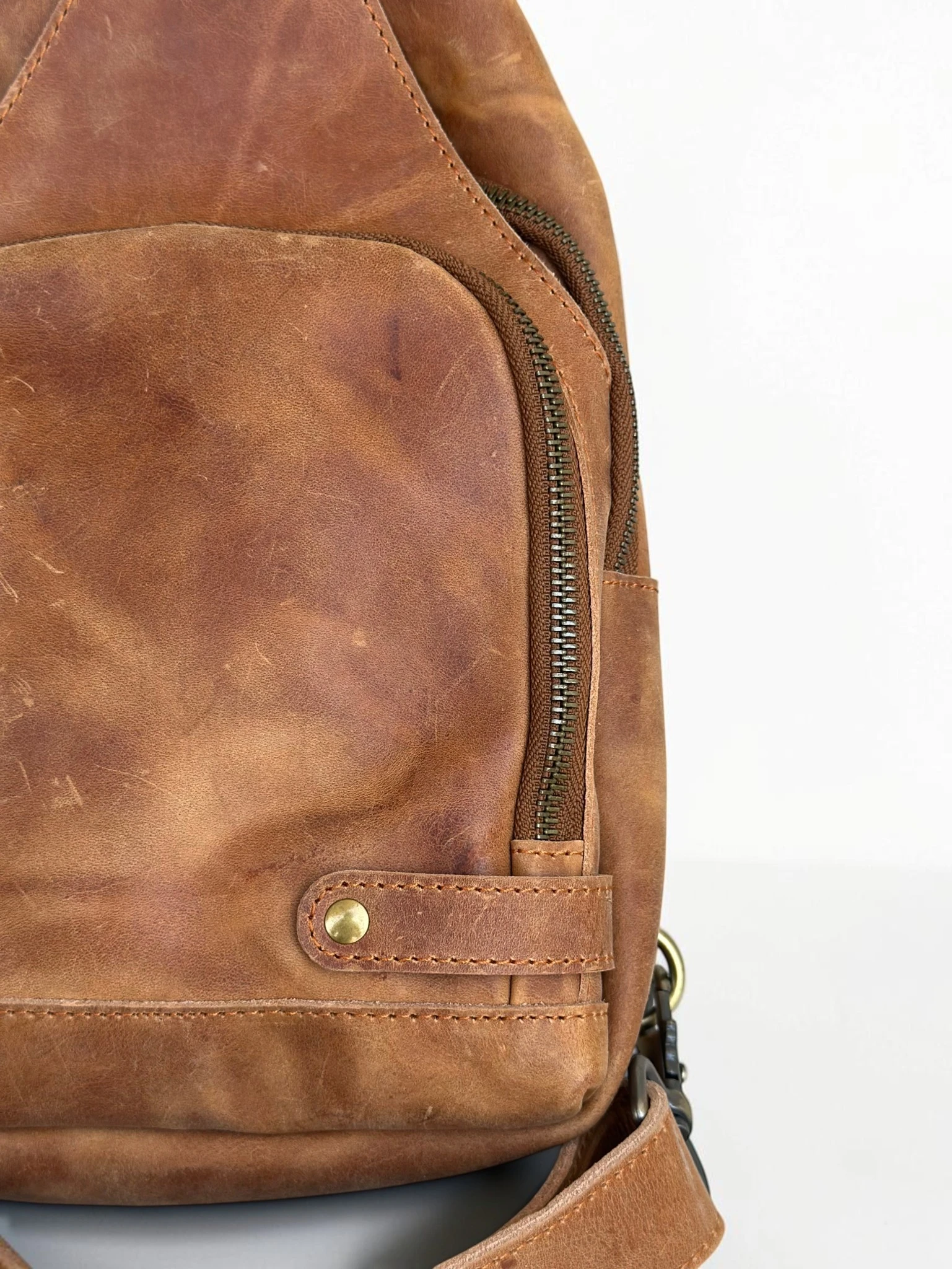 Universal Full-Grain Leather Crossbody Sling Bag (Image 3)