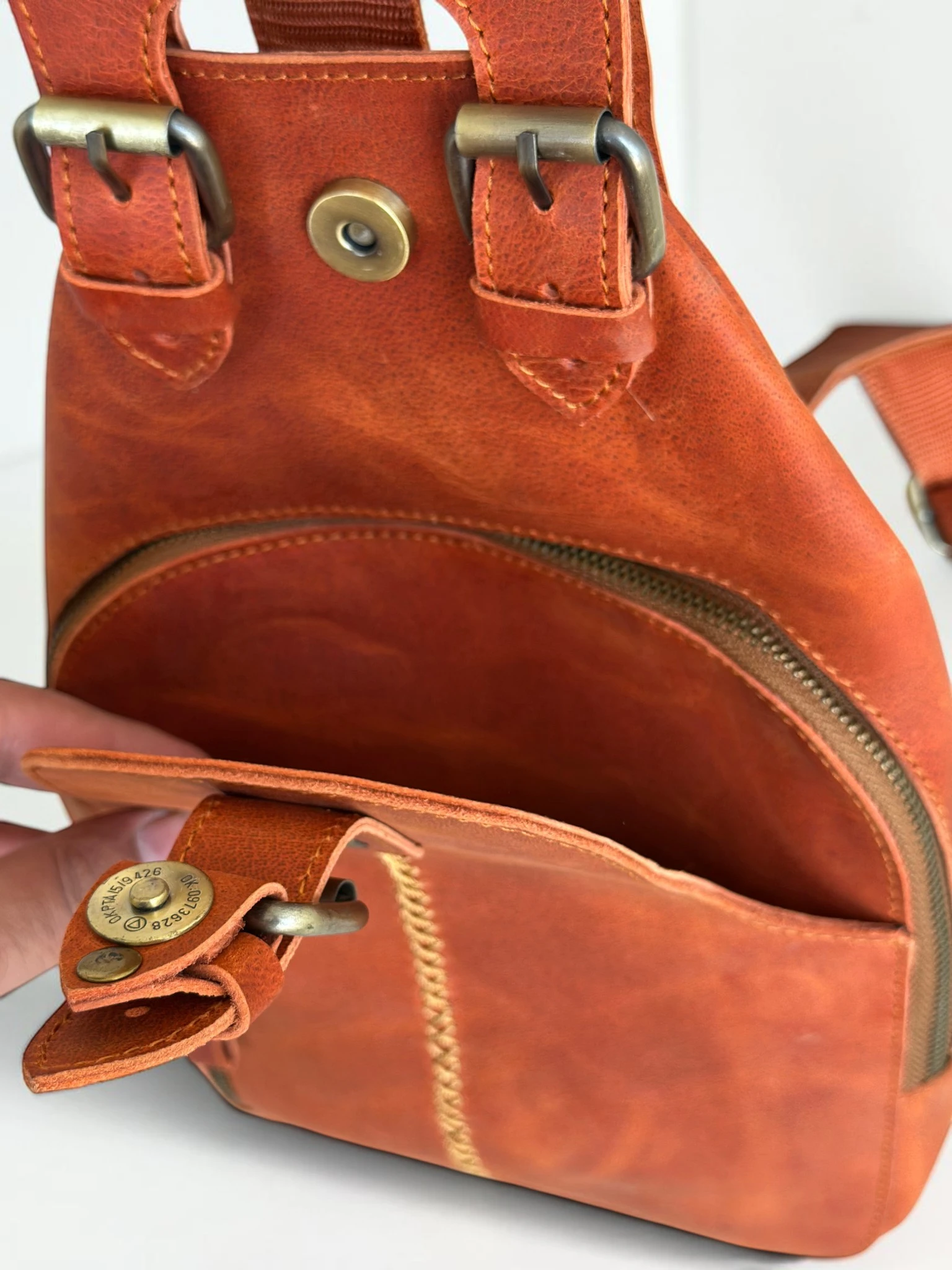 Universal Full-Grain Leather Crossbody Sling Bag (Image 13)