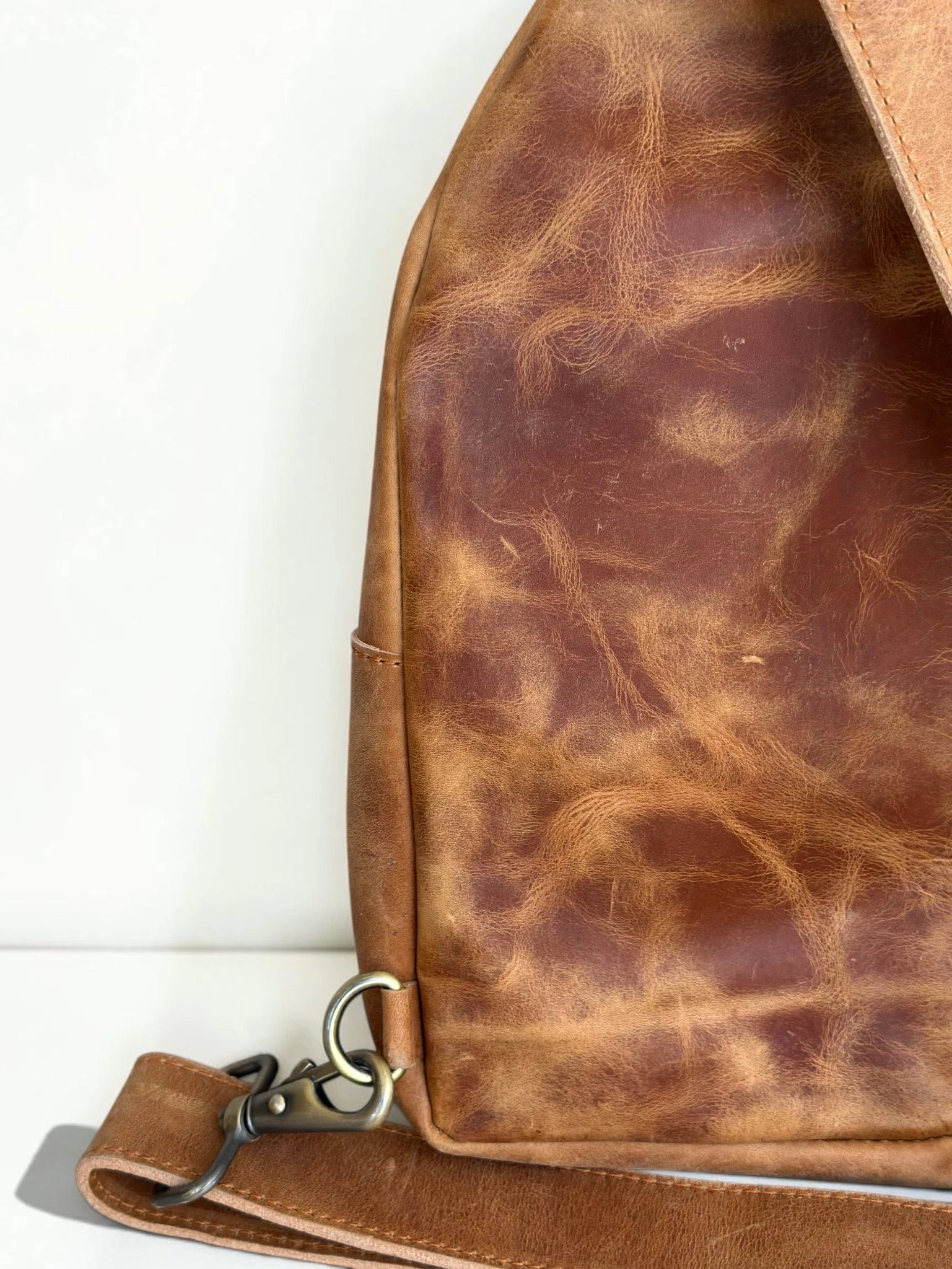 Universal Full-Grain Leather Crossbody Sling Bag (Image 7)