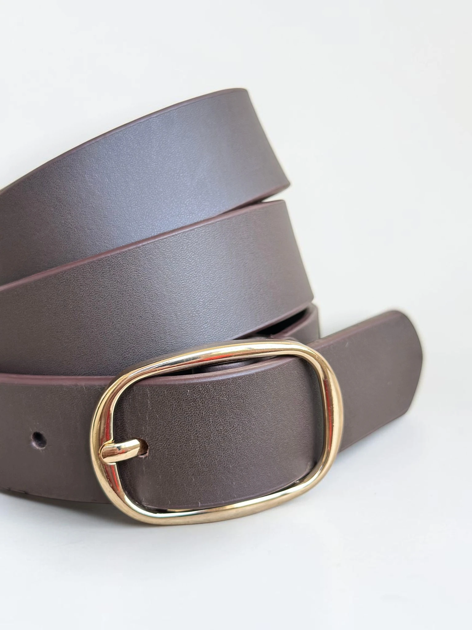 Women's Leather Belt with Gold Oval Buckle (Image 7)