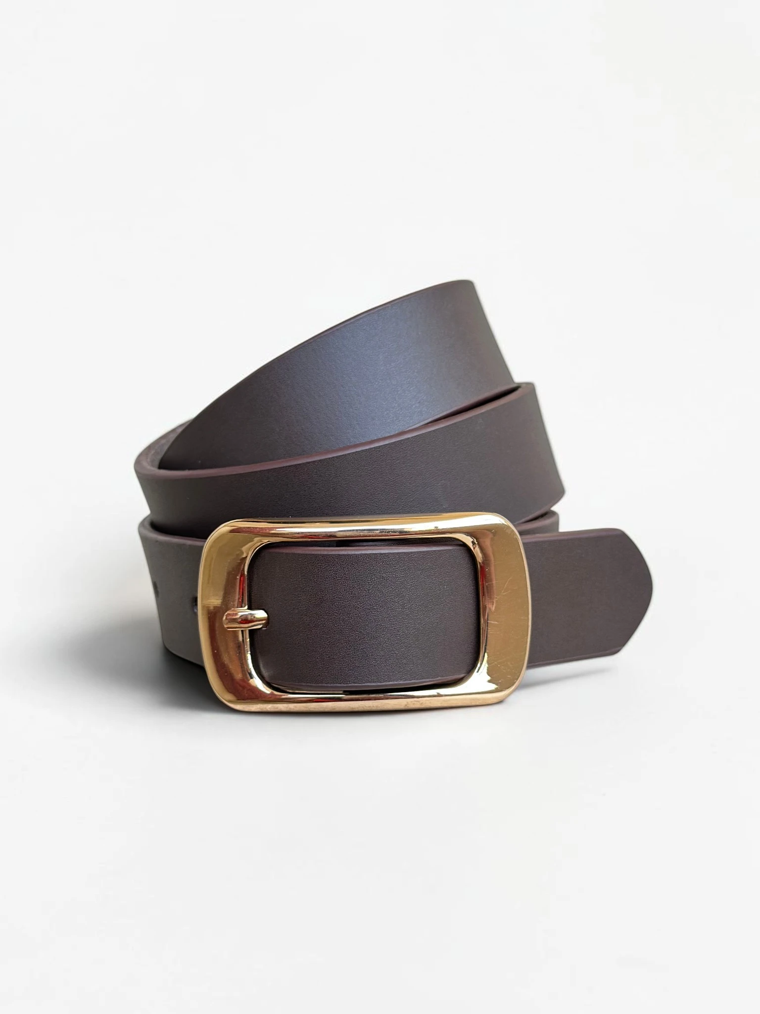 Women's Leather Belt with Gold Rectangular Buckle (Image 6)