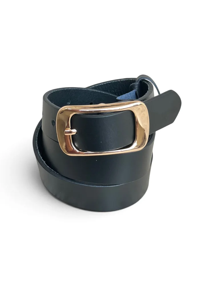 Women's Leather Belt with Gold Rectangular Buckle (Image 6)