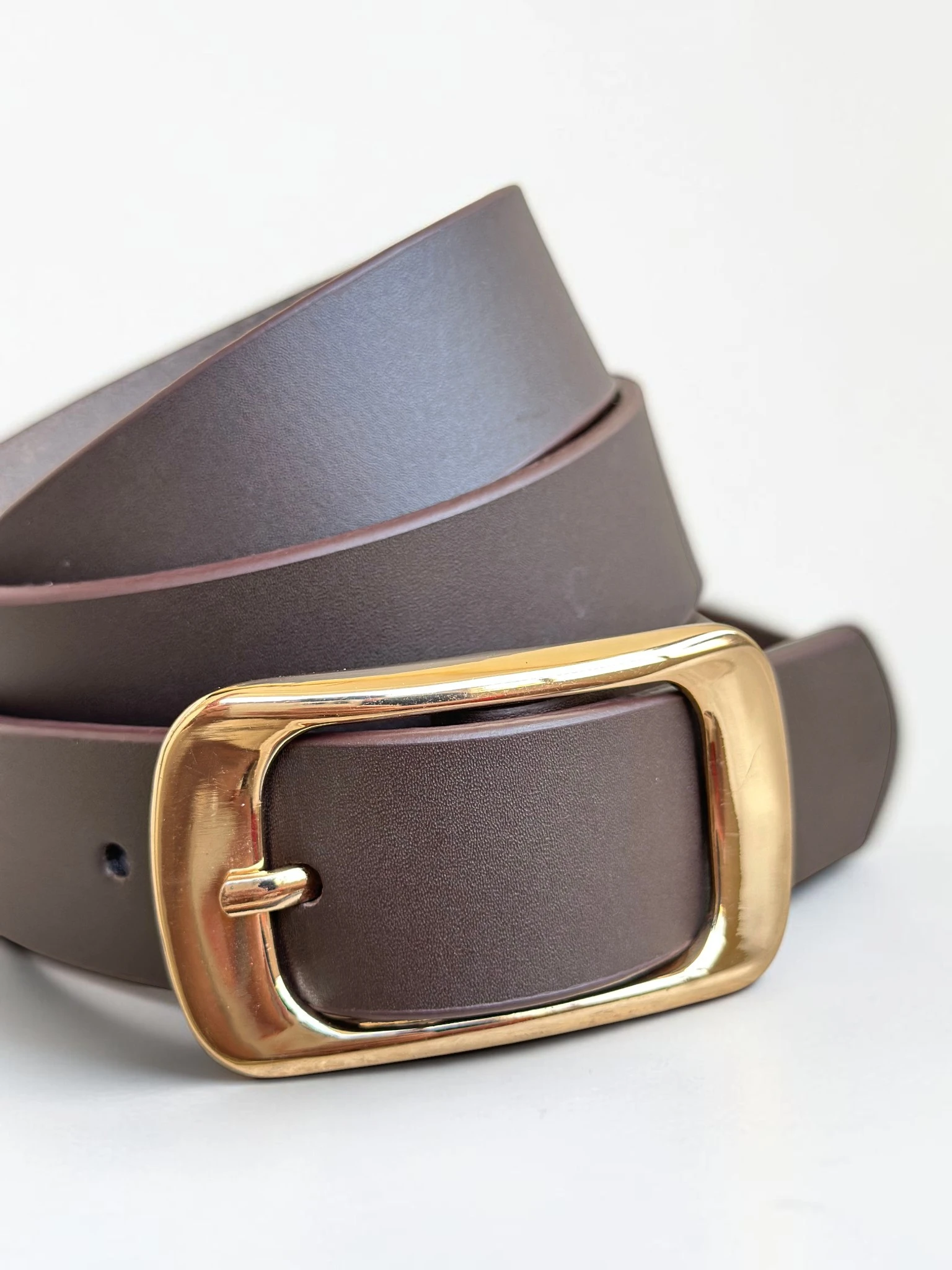 Women's Leather Belt with Gold Rectangular Buckle (Image 7)