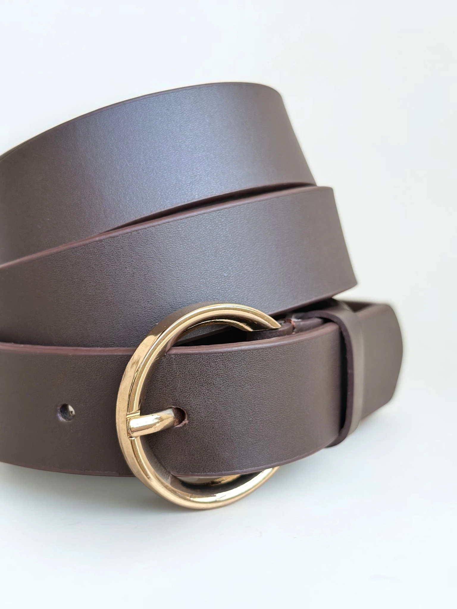 Women's Leather Belt with Gold Round Buckle (Image 7)