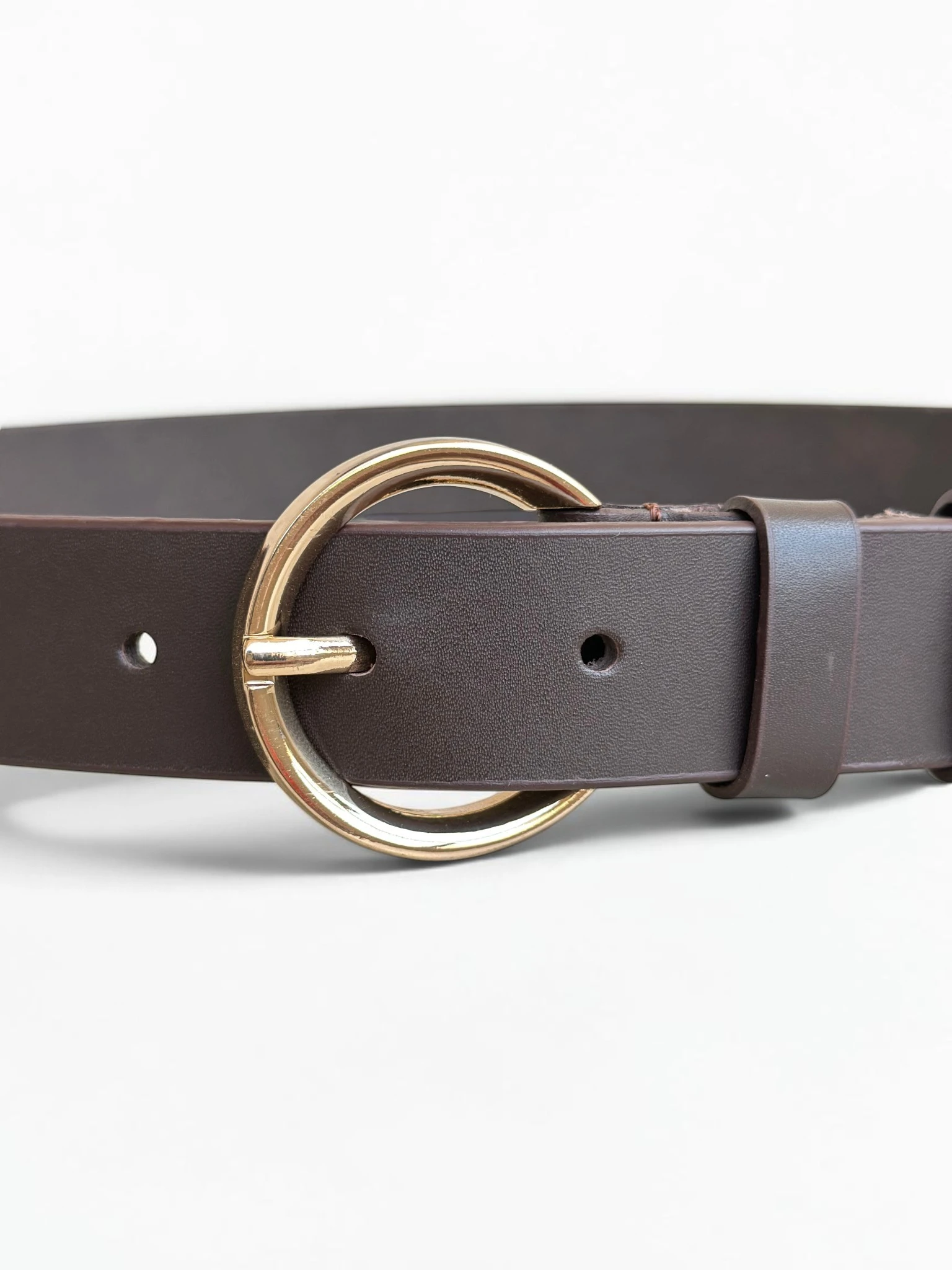 Women's Leather Belt with Gold Round Buckle (Image 5)
